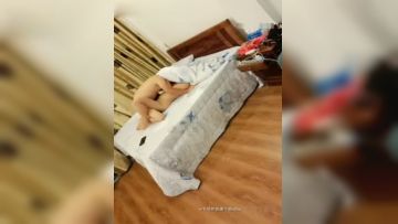 聊了一会后上去就扒美女内裤,开始挣扎,给点好处全力配合的!