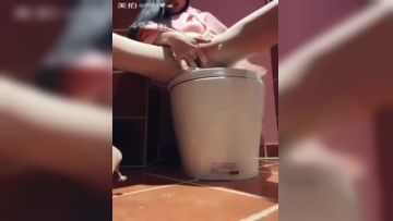 美女自拍福利-长得挺清纯的妹子厕所马桶上撕开肉丝ZW 1V