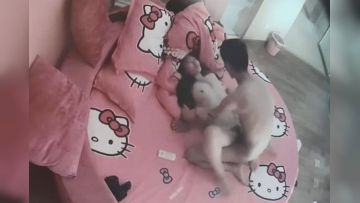 特色宾馆偷拍胸大白嫩的长发大学美女装清纯不配合被男友扯掉裤子强行进入,敏感度太高男的一动就啊啊大叫