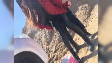 “好爽好舒服操死我”逗逼剧情紧身皮裤辣妹户外独坐被色狼搭讪强行啪啪月经还没走