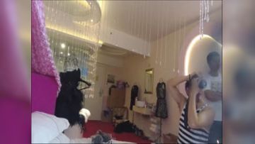 名门夜宴系列两个内衣模特美女换衣被偷拍