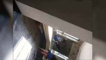 倒闭网站流出宾馆大堂女厕近距离偷拍两个高颜值美女嘘嘘