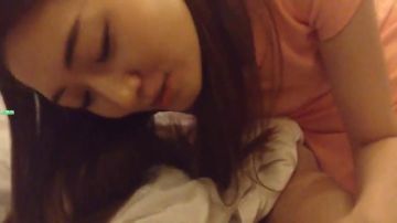 獾爻鲞[酒店约炮商务模特系列之蓝衣女孩女主看起来真的很清纯和漂亮，是男人们心中的..大陆去浮水印国语