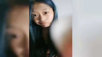 颜值不错蓝发妹子道具自慰床上张开双腿按摩器头部插入呻吟娇喘诱人很是诱惑喜欢不要错过