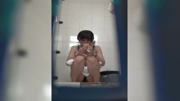 【厕所偷拍】商场厕拍 眼睛大大的妹子脱了半身衣服