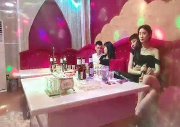 两老哥KTV点了两个妹子，一人一个揉捏奶子唱唱歌，沙发上同时开操，翘起屁股后入勐操