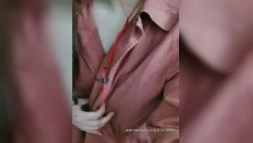 风骚少妇燃情户外逼里塞着跳弹玩耍，全程露脸漏出骚奶子揉捏，回到家里赶紧冲个热水澡自慰骚逼都湿透了