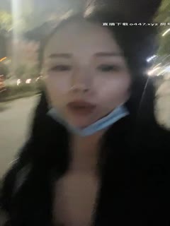 骚女夜晚户外带大黑牛自慰，找了个厕所震动逼逼头部插入非常诱人，很是诱惑喜欢不要错过