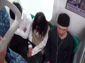 T28-347 満员电车で痴汉され我慢できずに绝顶する女子校生たち