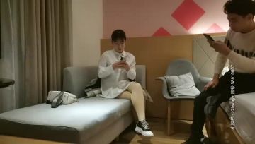 少妇穿上黑丝沙发上啪啪，深喉口交上位骑坐大力抽插勐操