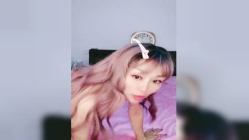 豹纹黑丝高跟诱惑风骚少妇【下篇】跟大哥激情啪啪，全程露脸让大哥草嘴深喉玩弄，从床上草到厕所干到桌子上各种抽插