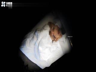 乐橙安防多台大白床近景高清偷拍绝了年轻小情侣第一炮隔着裤子都能操逼