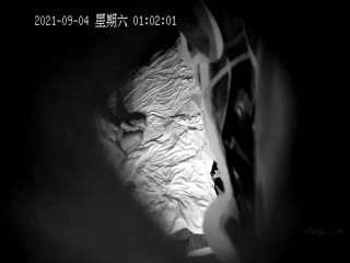 最新酒店摄像头偷拍妹子接了三位客人,跟客人哭着说：第一次遇到都你这样的,我不赚 了