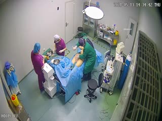 珍稀资源 黑客破解整形医院摄像头偷拍妹子脱光光做抽脂麻醉过后疼得哭蒙了圈