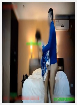 让性感漂亮的大学美女穿上和服扮演日本女人挨操鸡巴...