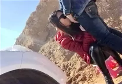 “好爽好舒服操死我”逗逼剧情紧身皮裤辣妹户外独坐被...