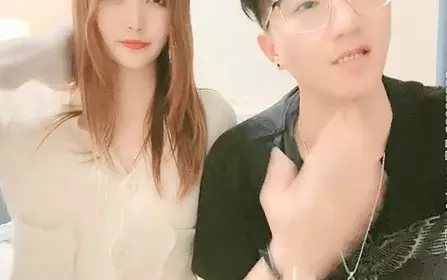 模特学生在大哥刷礼物要求下干一炮女神乳头粉嫩明显脸害羞清纯惹人爱