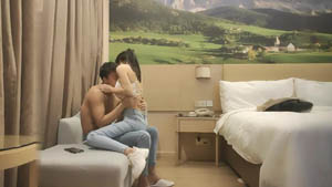 地里勾搭的小少妇露脸被小哥按在树上草02