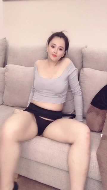 【漫画川】金发卡哇伊萌妹！高价收费房自慰，伸进内裤揉穴，双指扣逼水声哗哗