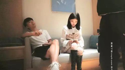 短发模特被摄影师预约到酒店大尺度拍摄 带设备偷拍直播