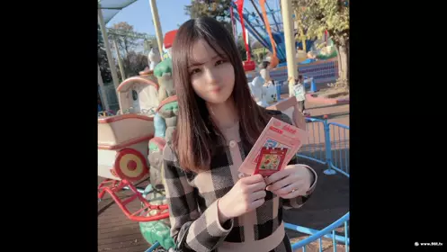 FC2PPV-4230037 初撮影・颜出し！危険な年代の童颜女◯を観覧车に连れ込み初めての公开自慰行为强要・・