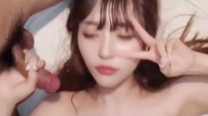 日本参加多人淫趴小母狗，群P混战 一女被多位男人抽插 小穴都充满着白浆了