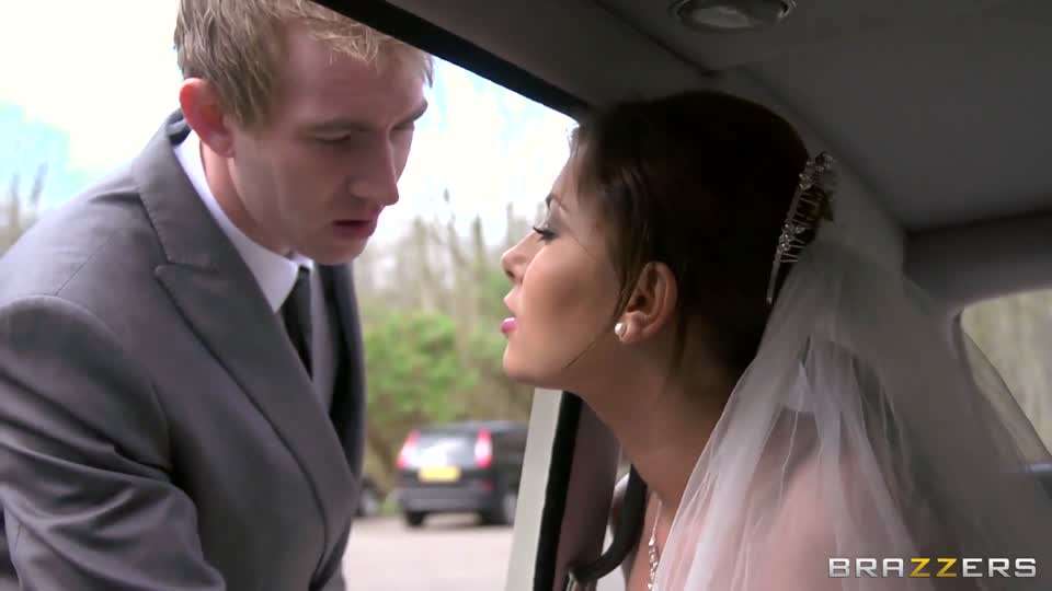 婚车司机替新郎打个先锋探测新娘双洞