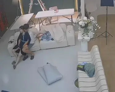 黑客入侵监控！摄影师趁摄影棚无人之际，狂操丰满老板娘密室偷情