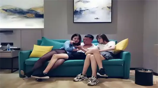 【双飞盛宴】性感嫩妹左右夹击！风骚妩媚齐上阵伺候黄先生